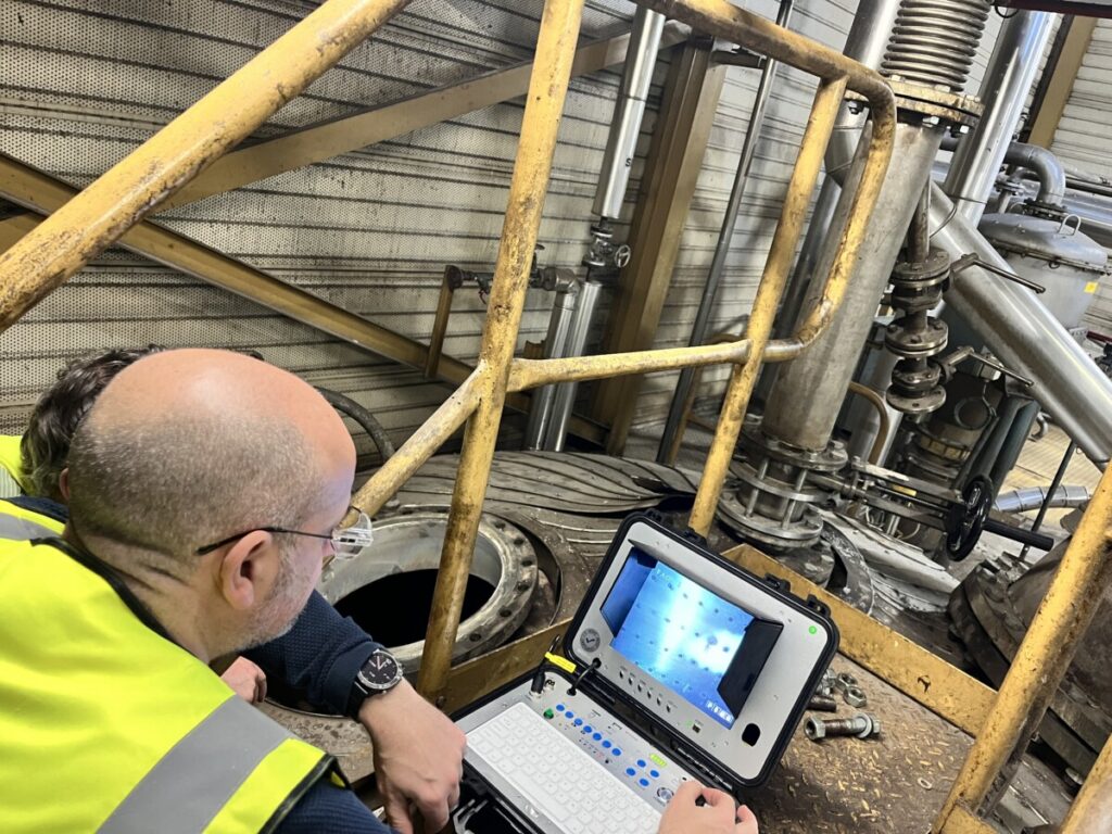 iemand die meekijkt op de monitor van een inspectiecamera camduct 190