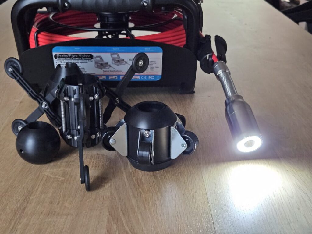 de kop van een inspectiecamera die licht geeft. naast de camerakop liggen er diverse kanaalgeleiders.