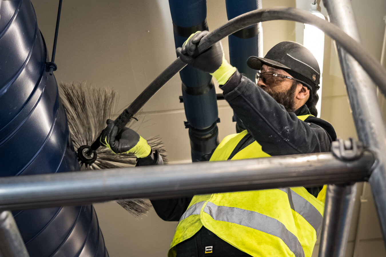 een expert die bezig is met het reinigen/onderhouden van proces- en ventilatiekanalen