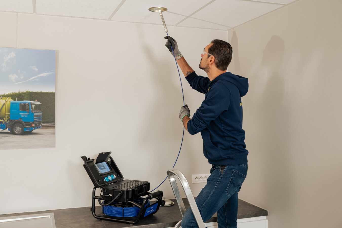 CamDuct: Caméras d’inspection 6 een expert die bezig is met het inspecteren van de ventilatiekanalen