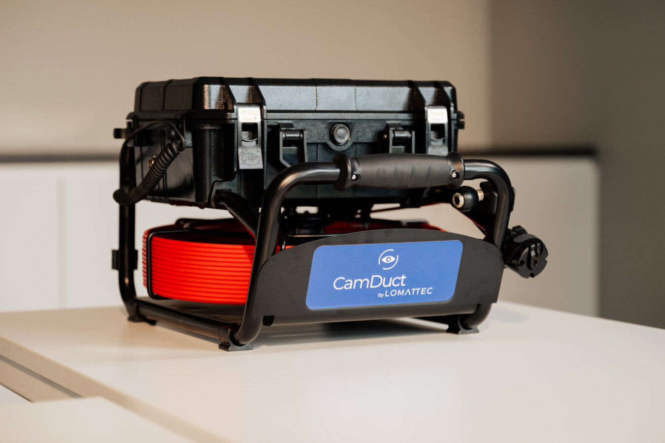 een camduct inspectiecamera die op een tafel ligt