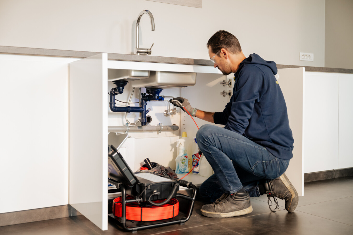 CamDuct: Caméras d’inspection 7 loodgieter die de sifon inspecteert met een camduct inspectiecamera