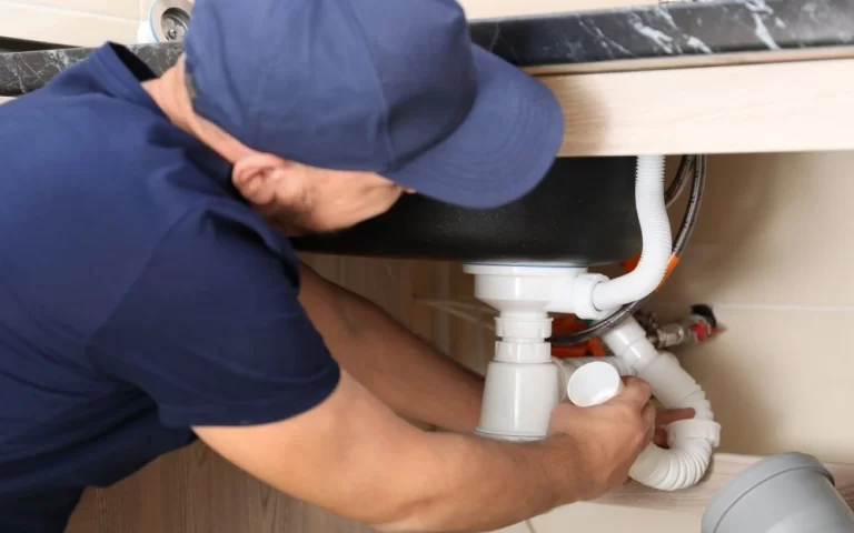 loodgieter aan het werken aan sifon
