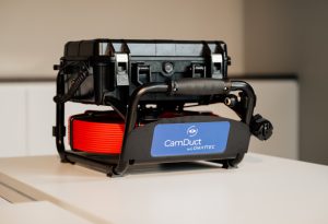 een camduct inspectiecamera die op een tafel ligt