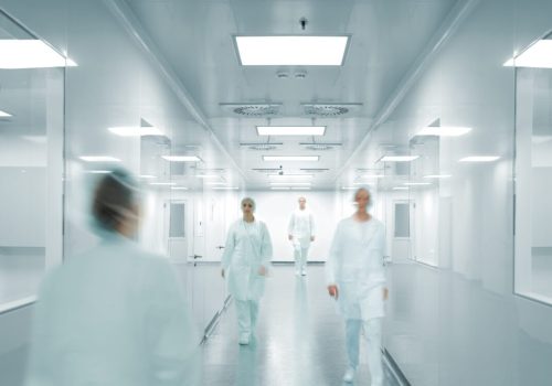 een ziekenhuisgang waar medisch personeel passeert